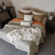 Vianney-Bernal-King-Size-Reversible-Comforter-_E2_80_93-Elegant-Beige-and-Coral-Design-for-Stylish-Bedrooms-38